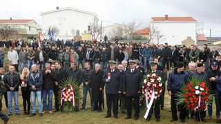 Polaganjem vijenaca na središnjem križu, u Novigradu je obilježena obljetnica pogibije članova HRM-a i Druge gardijske brigade za vrijeme akcije Maslenica. Photo: Dino Stanin/PIXSELL Polaganjem vijenaca na središnjem križu, u Novigradu je obilježena obljetnica pogibije članova HRM-a i Druge gardijske brigade za vrijeme akcije Maslenica. Photo: Dino Stanin/PIXSELL