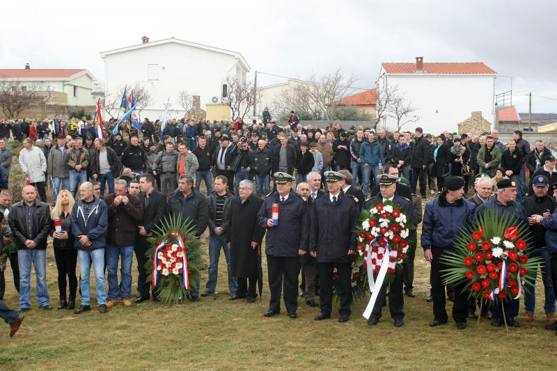 Polaganjem vijenaca na središnjem križu, u Novigradu je obilježena obljetnica pogibije članova HRM-a i Druge gardijske brigade za vrijeme akcije Maslenica. Photo: Dino Stanin/PIXSELL Polaganjem vijenaca na središnjem križu, u Novigradu je obilježena obljetnica pogibije članova HRM-a i Druge gardijske brigade za vrijeme akcije Maslenica. Photo: Dino Stanin/PIXSELL