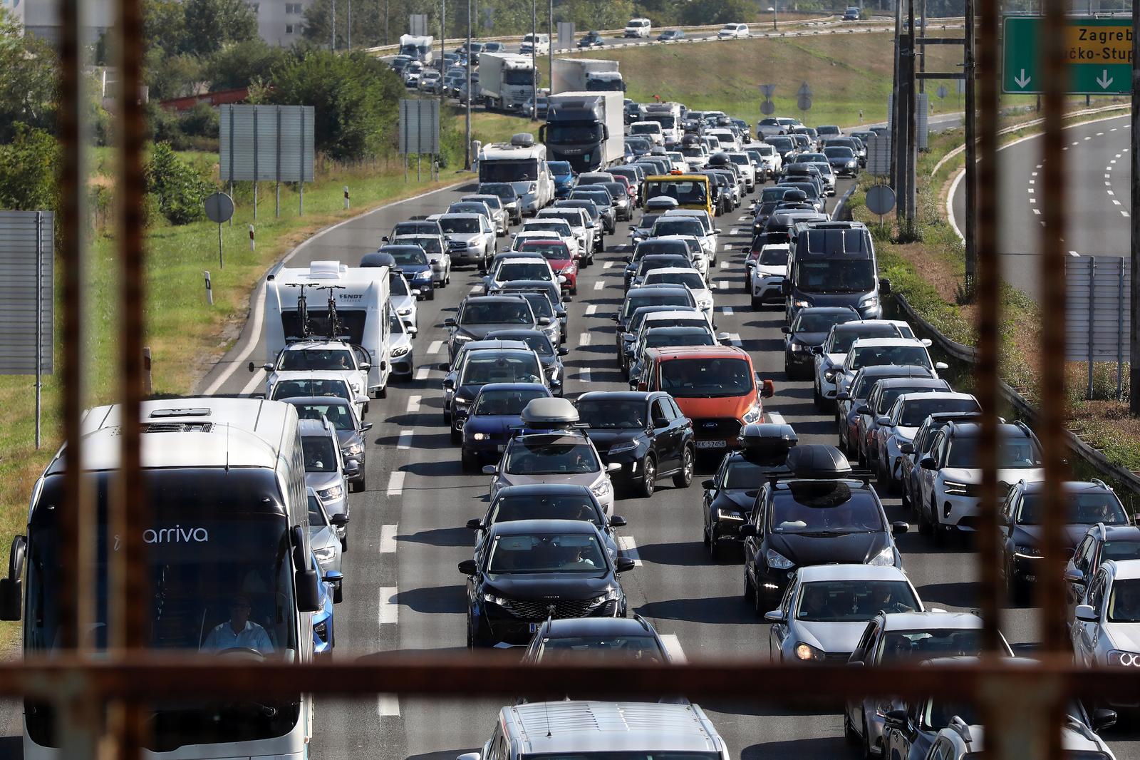 Gužve na naplatnim kućicama Lučko u smjeru mora