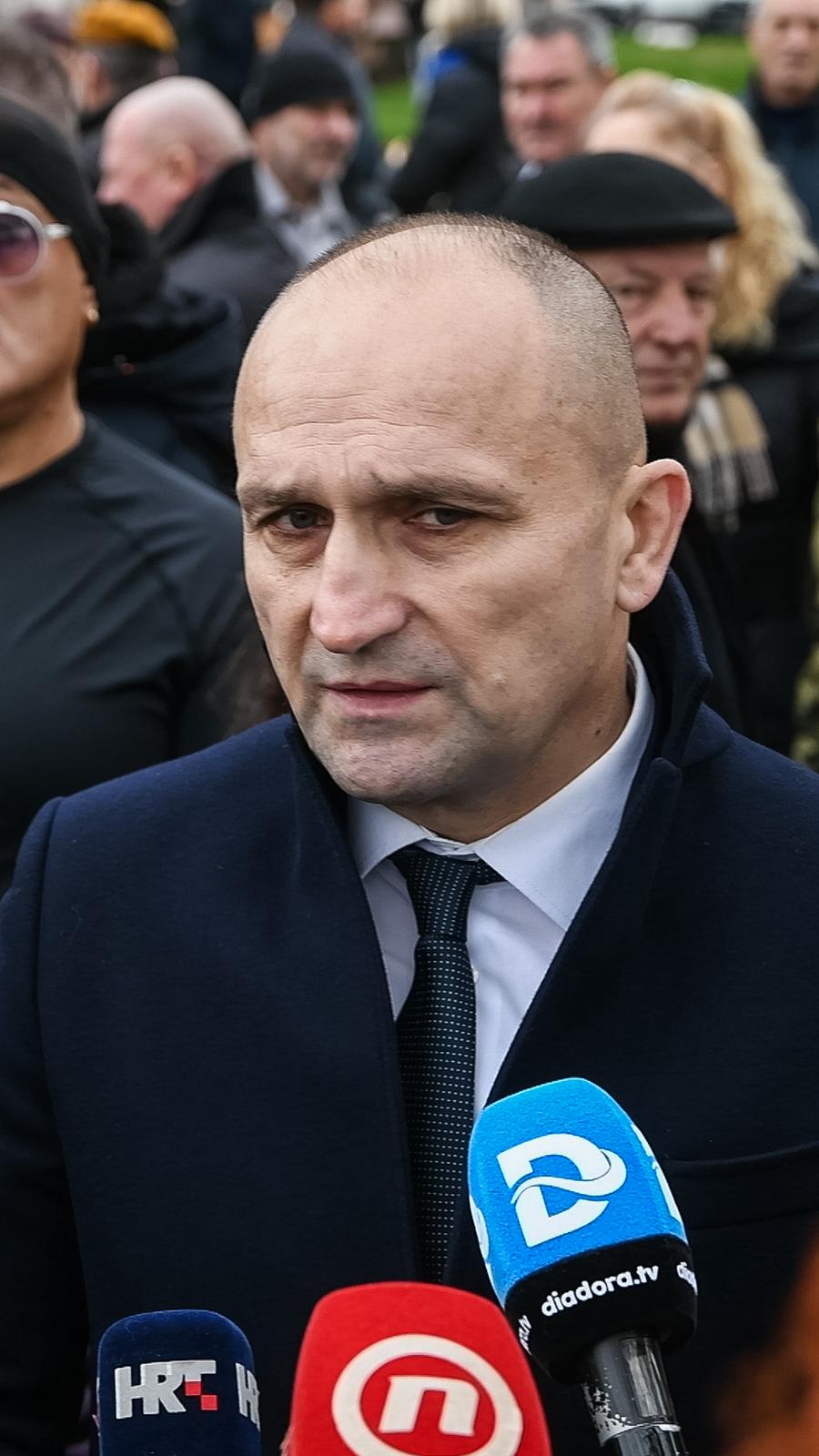 Zadar: Odavanje počasti kod spomenika hrvatskim braniteljima povodom obljetnice VRO Maslenica Zadar: Odavanje počasti kod spomenika hrvatskim braniteljima povodom obljetnice VRO Maslenica