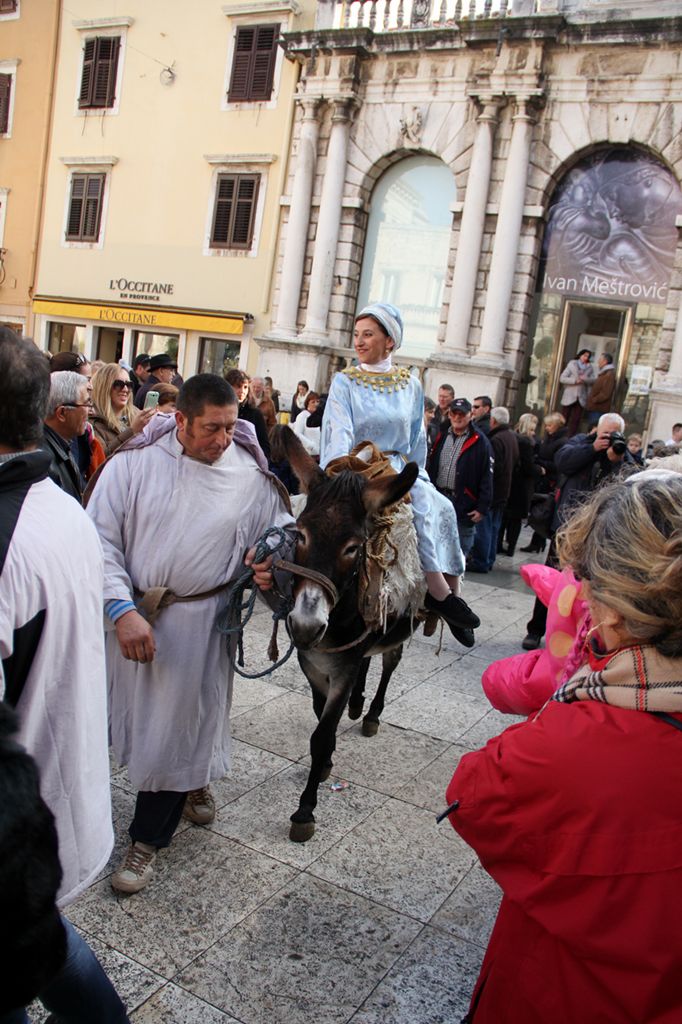 Sveta Luce oduševila mališane u gradu