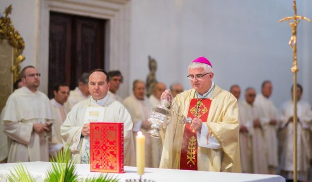 U dubrovackoj katedrali odrzana je misa posvete ulja na kojoj su koncelebrirali svecenici i redovnici u Dubrovackoj biskupiji. Na ovoj misi svecenici su obnovili svoja svecenicka obecanja koja su dali prigodom redjenja. Misu je predvodio dubrovacki bisku