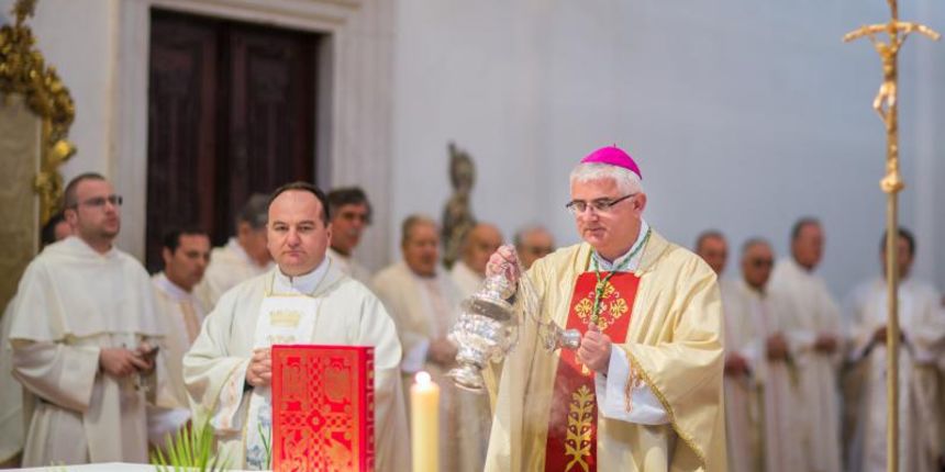 U dubrovackoj katedrali odrzana je misa posvete ulja na kojoj su koncelebrirali svecenici i redovnici u Dubrovackoj biskupiji. Na ovoj misi svecenici su obnovili svoja svecenicka obecanja koja su dali prigodom redjenja. Misu je predvodio dubrovacki bisku