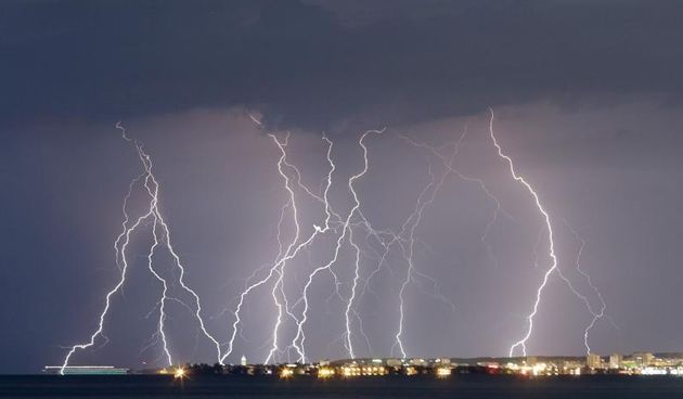 Zadarsko područje tijekom noći pogodilo je jako grmljavinsko nevrijeme, koje jse kasnije nastavilo obilno kišom u jutarnjim satima.  Photo: Borna Filić/PIXSELL