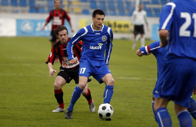 Zadar, 200310
Nogometna utakmica  T Com 1.HNL NK Zadar – NK Medjimurje. Stadion Stanovi u Zadru. 
Igrac Zadra (plavi) Igor Banovic.
Foto: Jure Miskovic / CROPIX