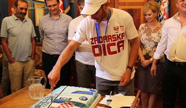 Šime Fantela reže tortu