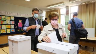 Kandidat za gradonačelnika Marko Vučetić i kandidat za župana Božidar Longin izašli na birališta Kandidat za gradonačelnika Marko Vučetić i kandidat za župana Božidar Longin izašli na birališta