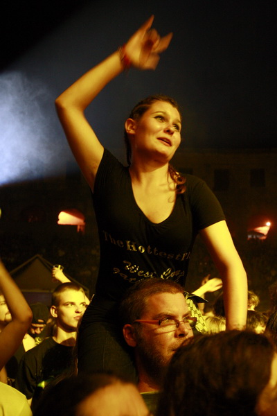 Pula, 180811.
Arena Fest 2011.
Na kraju koncertne sezone u pulskoj Areni na Arena Festu nastupaju tri europska benda: Apocalyptica, Guano Apes i Laibach.
Na slici: publika.
Foto: Goran Sebelic / CROPIX Pula, 180811.
Arena Fest 2011.
Na kraju koncertne sezone u pulskoj Areni na Arena Festu nastupaju tri europska benda: Apocalyptica, Guano Apes i Laibach.
Na slici: publika.
Foto: Goran Sebelic / CROPIX