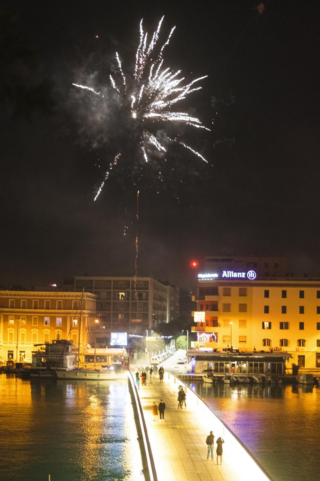 Građani na ulicama Zadra poštujući mjere dočekali 2021. godinu