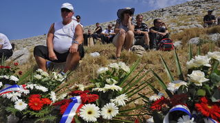 Kornat, 300811.
Obiljezavanje 4. obljetnice kornatske tragedije, u kojoj je, gaseci pozar na Kornatu 30. kolovoza 2007. godine, smrtno stradalo 12 vatrogasaca. Obitelji poginulih vatrogasaca, njihovi prijatelji te visoko izaslanstvo na otoku Kornat, u uv Kornat, 300811.
Obiljezavanje 4. obljetnice kornatske tragedije, u kojoj je, gaseci pozar na Kornatu 30. kolovoza 2007. godine, smrtno stradalo 12 vatrogasaca. Obitelji poginulih vatrogasaca, njihovi prijatelji te visoko izaslanstvo na otoku Kornat, u uv