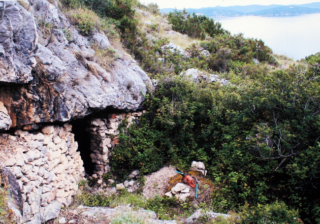 Zadar, 230610.
Na arheoloskom nalazistu u pecini Vlakno na Dugom otoku izmedju ostalih nakitnih predmeta pronadjen je i predmet ukrasen nizom kratkih paralelnih i dva vodoravna ureza za koje se sumnja da su umjetno izradjeni. Star oko 15 000 godina moze Zadar, 230610.
Na arheoloskom nalazistu u pecini Vlakno na Dugom otoku izmedju ostalih nakitnih predmeta pronadjen je i predmet ukrasen nizom kratkih paralelnih i dva vodoravna ureza za koje se sumnja da su umjetno izradjeni. Star oko 15 000 godina moze