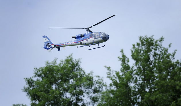 Donji Srdevici, 240611.
Vac dva dana u Donjim Srdevicima traje potraga za Draganom Paravinjom za kojeg se sumnja da je oteo Antoniju Bilic. 
Na slici je policijski helikopter.
Foto: Marko Miscevic / CROPIX