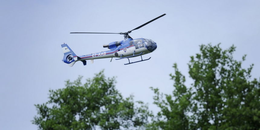 Donji Srdevici, 240611.
Vac dva dana u Donjim Srdevicima traje potraga za Draganom Paravinjom za kojeg se sumnja da je oteo Antoniju Bilic.
Na slici je policijski helikopter.
Foto: Marko Miscevic / CROPIX Donji Srdevici, 240611.
Vac dva dana u Donjim Srdevicima traje potraga za Draganom Paravinjom za kojeg se sumnja da je oteo Antoniju Bilic.
Na slici je policijski helikopter.
Foto: Marko Miscevic / CROPIX