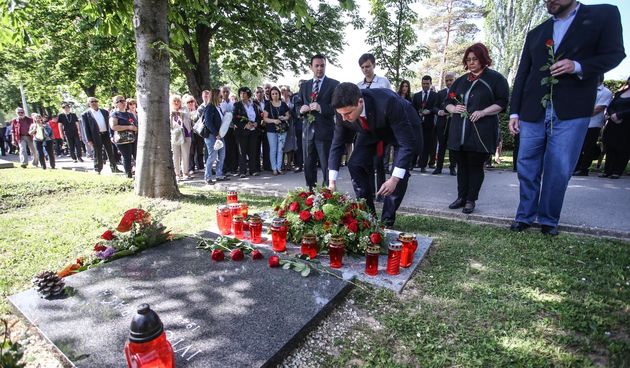 Polaganje vijenaca i cvijeca predsjednistva SDP-a i clanova na grob preminulog predsjednika SDP-a Ivice Racana na Krematoriju. Arsen Bauk, Davor Bernardic, Pedja Grbin