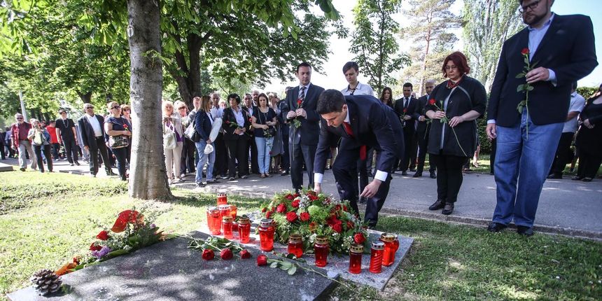 Polaganje vijenaca i cvijeca predsjednistva SDP-a i clanova na grob preminulog predsjednika SDP-a Ivice Racana na Krematoriju. Arsen Bauk, Davor Bernardic, Pedja Grbin