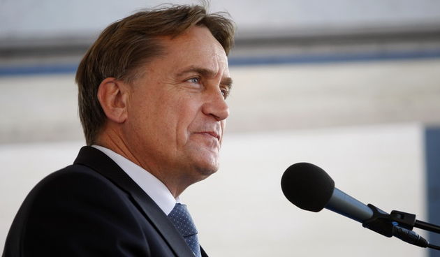 Skabrnja, 181111.
20. obljetnica stradanja Skabrnje. U Skabrnji je uz govore na trgu ispred crkve odrzano i polaganje vijenaca na groblju. Na slici ministar Bozidar Kalmeta.
Foto: Jure Miskovic / CROPIX