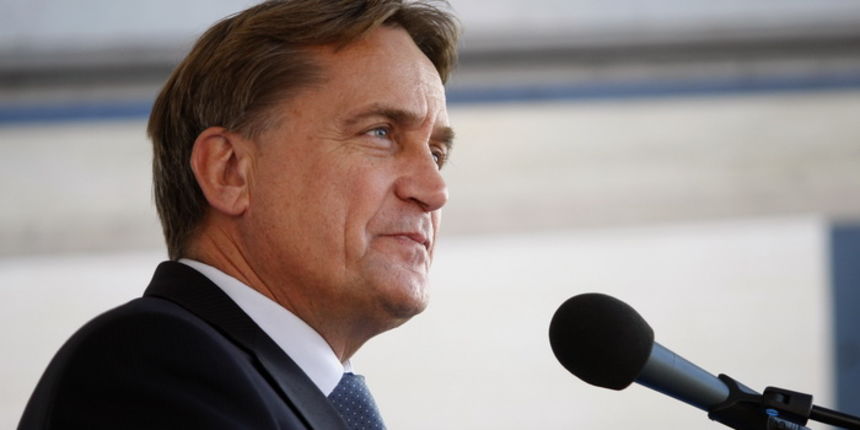 Skabrnja, 181111.
20. obljetnica stradanja Skabrnje. U Skabrnji je uz govore na trgu ispred crkve odrzano i polaganje vijenaca na groblju. Na slici ministar Bozidar Kalmeta.
Foto: Jure Miskovic / CROPIX Skabrnja, 181111.
20. obljetnica stradanja Skabrnje. U Skabrnji je uz govore na trgu ispred crkve odrzano i polaganje vijenaca na groblju. Na slici ministar Bozidar Kalmeta.
Foto: Jure Miskovic / CROPIX