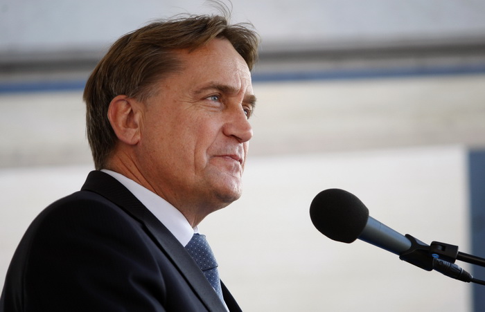 Skabrnja, 181111.
20. obljetnica stradanja Skabrnje. U Skabrnji je uz govore na trgu ispred crkve odrzano i polaganje vijenaca na groblju. Na slici ministar Bozidar Kalmeta.
Foto: Jure Miskovic / CROPIX Skabrnja, 181111.
20. obljetnica stradanja Skabrnje. U Skabrnji je uz govore na trgu ispred crkve odrzano i polaganje vijenaca na groblju. Na slici ministar Bozidar Kalmeta.
Foto: Jure Miskovic / CROPIX