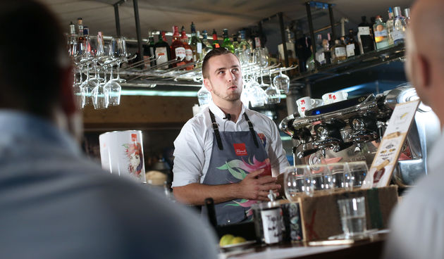 Konobar, barista