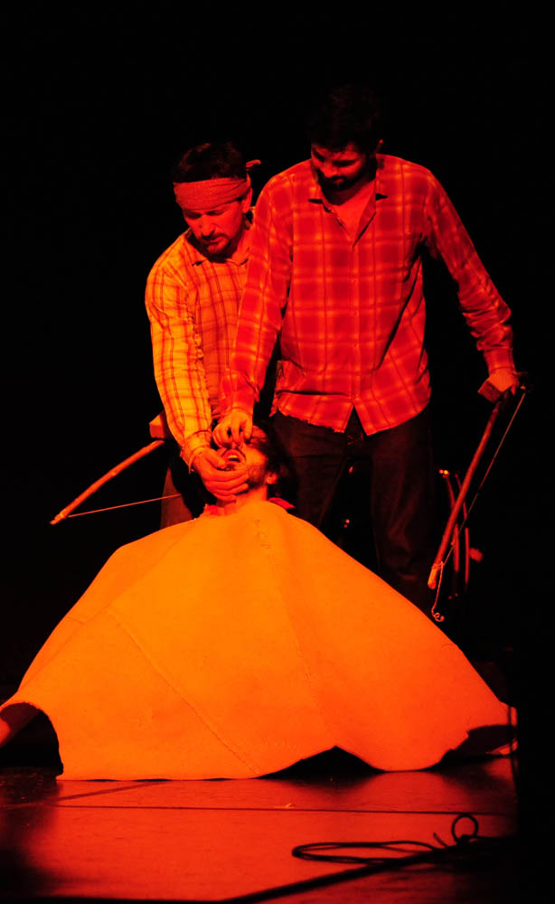 Zadar, 21.01.2013. snimio: Nenad Marčev
TEATAR EXIT, Zagreb
Saša Anočić
KAUBOJI
redatelj: Saša Anočić
igraju: Živko Anočić, Matija Antolić,
Hrvoje Barišić, Krunoslav Klabučar,
Rakan Rushaidat, Radovan Ruždjak i Ivana Rushaidat
izvan pre Zadar, 21.01.2013. snimio: Nenad Marčev
TEATAR EXIT, Zagreb
Saša Anočić
KAUBOJI
redatelj: Saša Anočić
igraju: Živko Anočić, Matija Antolić,
Hrvoje Barišić, Krunoslav Klabučar,
Rakan Rushaidat, Radovan Ruždjak i Ivana Rushaidat
izvan pre