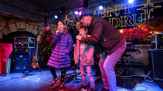 Deset tisuća posjetitelja uživalo u otvorenju Adventa u Zadru- koncertu Ivana Zaka i vatrometu