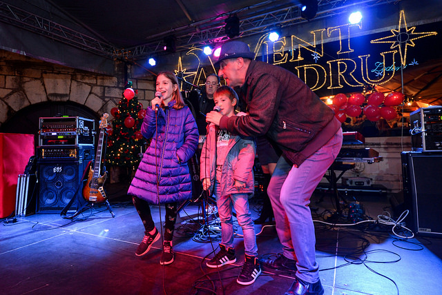 Deset tisuća posjetitelja uživalo u otvorenju Adventa u Zadru- koncertu Ivana Zaka i vatrometu