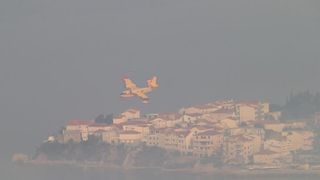 Podstrana u dimu, požar gasi i kanader Podstrana u dimu, požar gasi i kanader