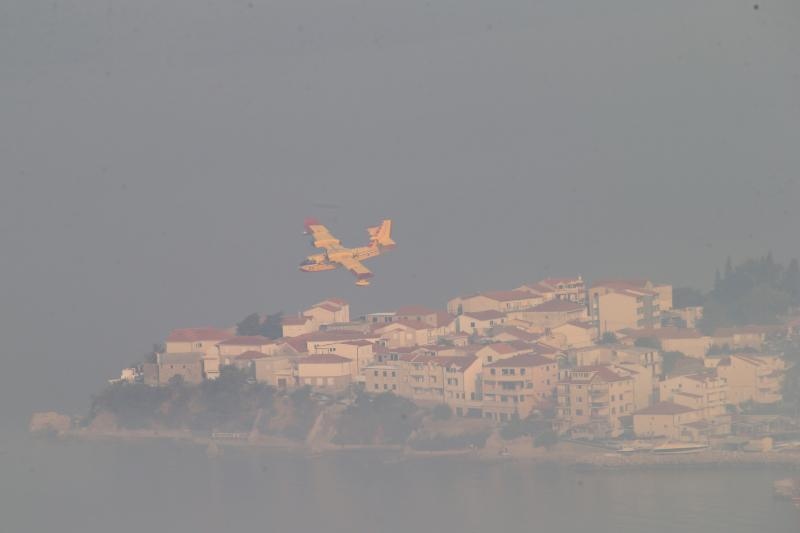 Podstrana u dimu, požar gasi i kanader Podstrana u dimu, požar gasi i kanader