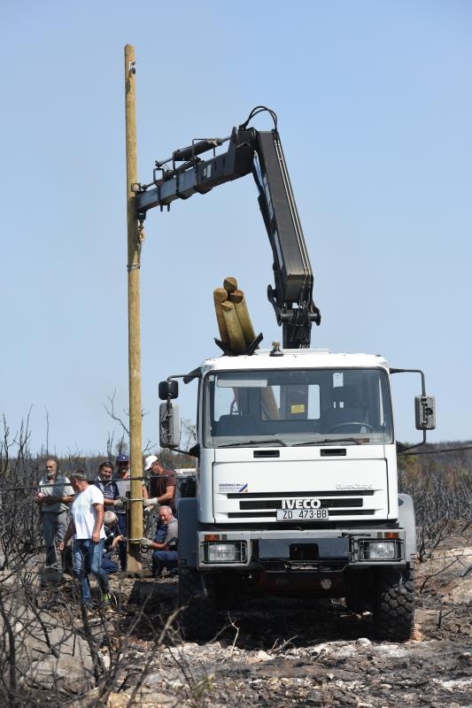 Pristeg: Nakon što je lokaliziran požar, na teren su izašle ekipe koje saniraju štetu na elektro mreži Pristeg: Nakon što je lokaliziran požar, na teren su izašle ekipe koje saniraju štetu na elektro mreži