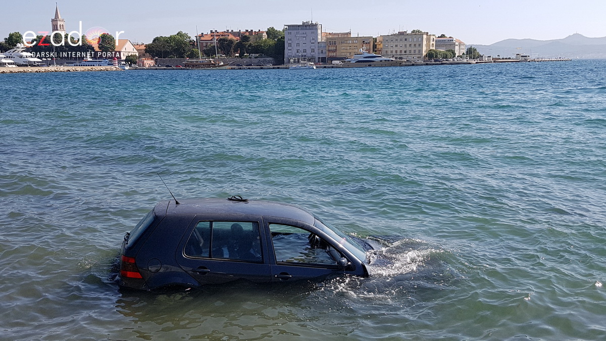 Divljao golfom po Brodarici pa završio u moru kod HAZU-a Divljao golfom po Brodarici pa završio u moru kod HAZU-a