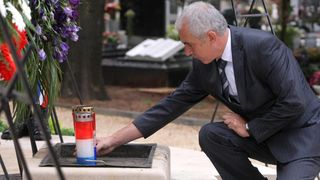 30.09.2013., Zadar – Na Gradskom groblju kod sredisnjeg kriza polozeni su vijenci stradalima u Domovinskom ratu povodom proslave dana obrane grada. Photo: Dino Stanin/PIXSELL Autor  Dino Stanin/PIXSELL KLJUČNE RIJEČI  polaganje vijenaca, obrana grada, o