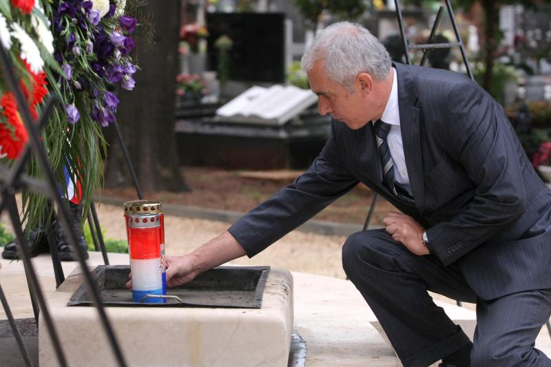 30.09.2013., Zadar – Na Gradskom groblju kod sredisnjeg kriza polozeni su vijenci stradalima u Domovinskom ratu povodom proslave dana obrane grada. Photo: Dino Stanin/PIXSELL Autor  Dino Stanin/PIXSELL KLJUČNE RIJEČI  polaganje vijenaca, obrana grada, o