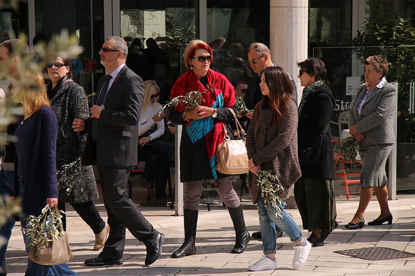 Cvjetnica 20. ožujka 2016: Nakon blagoslova maslinovih grančica, nadbisku Želimir Puljić predvodio je procesiju do katedrale sv. Stošije gdje je služio misno slavlje na kojem se pjevala Muka našeg Gospodina Cvjetnica 20. ožujka 2016: Nakon blagoslova maslinovih grančica, nadbisku Želimir Puljić predvodio je procesiju do katedrale sv. Stošije gdje je služio misno slavlje na kojem se pjevala Muka našeg Gospodina