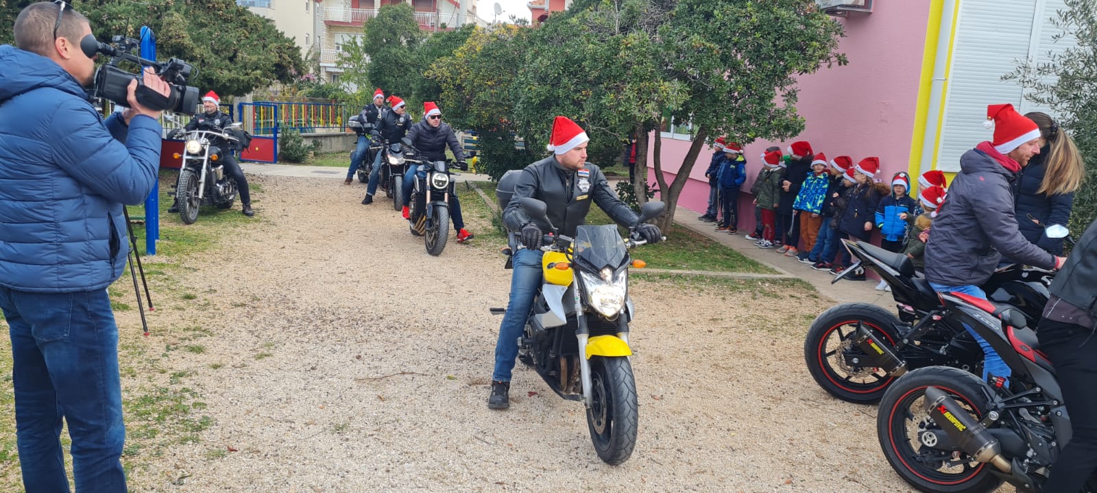 Bibinje: Moto mrazovi razveselili mališane Bibinje: Moto mrazovi razveselili mališane