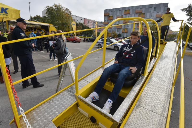 Auto klub Zadar prezentirao simulator prevrtanja i sudara, Foto: Dino Stanin/PIXSELL Auto klub Zadar prezentirao simulator prevrtanja i sudara, Foto: Dino Stanin/PIXSELL