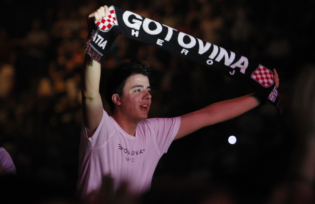 Split, 130610.
U Spaladium Areni odrzan je koncert na kojem je prikupljan novac koji ce biti iskoristen za pravnu pomoc hrvatskim generalima koji odgovaraju u Haagu i pred hrvatskim pravosudjem. Nastupali su Thompson, Oliver Dragojevic, KUD Cambi, Dalmati Split, 130610.
U Spaladium Areni odrzan je koncert na kojem je prikupljan novac koji ce biti iskoristen za pravnu pomoc hrvatskim generalima koji odgovaraju u Haagu i pred hrvatskim pravosudjem. Nastupali su Thompson, Oliver Dragojevic, KUD Cambi, Dalmati