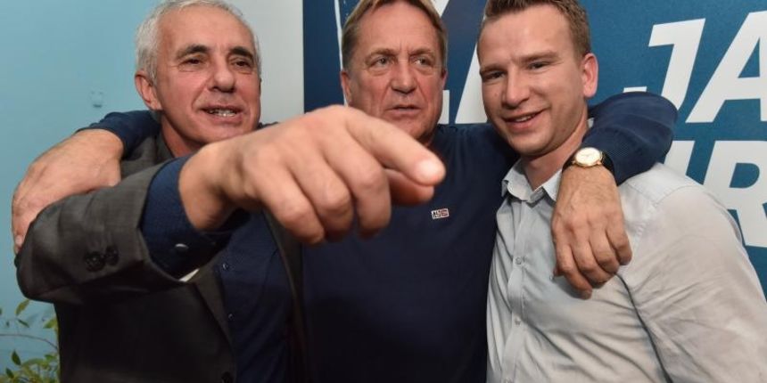 Zadar – Bozidar Kalmeta u stranackim prostorijama HDZ-a pratio rezultate izbora. Photo: Dino Stanin/PIXSELL