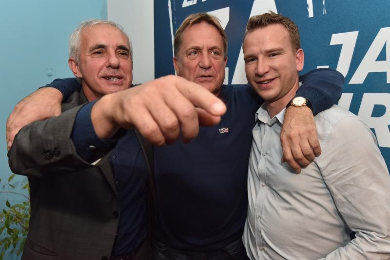 Zadar – Bozidar Kalmeta u stranackim prostorijama HDZ-a pratio rezultate izbora. Photo: Dino Stanin/PIXSELL