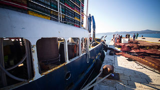 Ribar krpa mrižu svoju (foto:Saša Čuka) Ribar krpa mrižu svoju (foto:Saša Čuka)