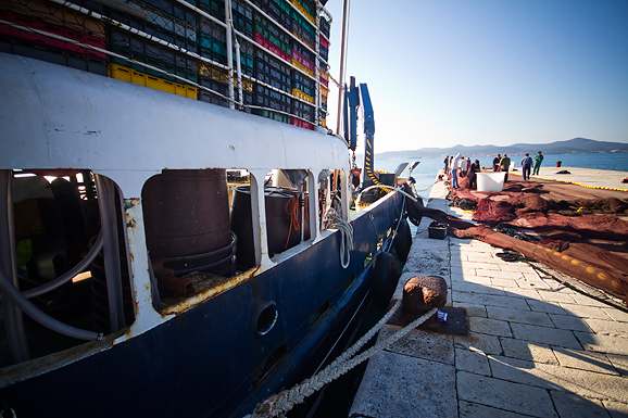 Ribar krpa mrižu svoju (foto:Saša Čuka) Ribar krpa mrižu svoju (foto:Saša Čuka)