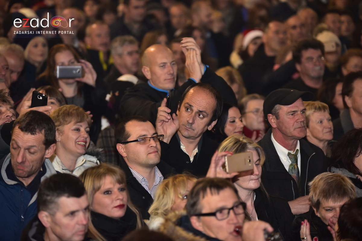 Tisuće Zadrana uživalo na krcatom Narodnom trgu i Tgu Petra Zoranića uz Tomislava Bralića i klapu Intrade Tisuće Zadrana uživalo na krcatom Narodnom trgu i Tgu Petra Zoranića uz Tomislava Bralića i klapu Intrade