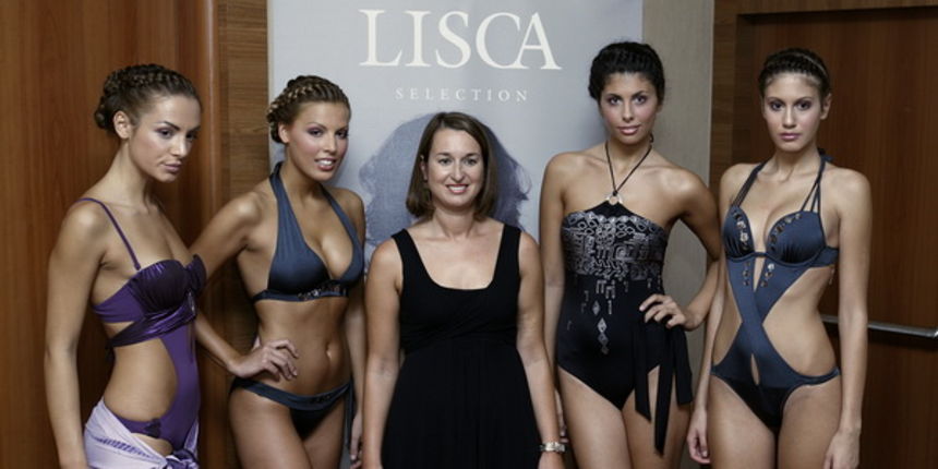 Zagreb, 280809.
Modna revija Lisca za sezonu proljece ljeto 2010. u kolekcijama rublja, kupacih kostima i spavaceg programa, odrzana je u Hotelu International.
Na slici: Tina Katanic (2. s lijeva) i Josipa Poljicak direktorica Lisca Zagreb (u sredini).
Fo