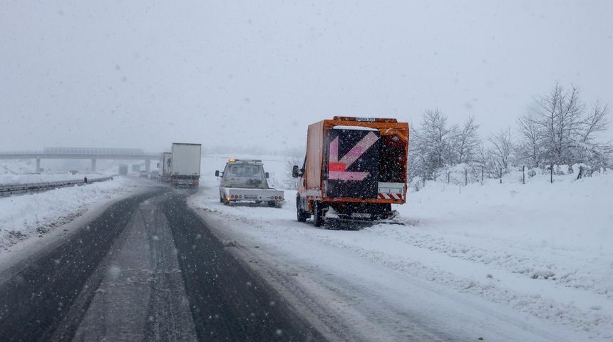 U Lici pada gusti snijeg, zimski uvjeti na cestama U Lici pada gusti snijeg, zimski uvjeti na cestama