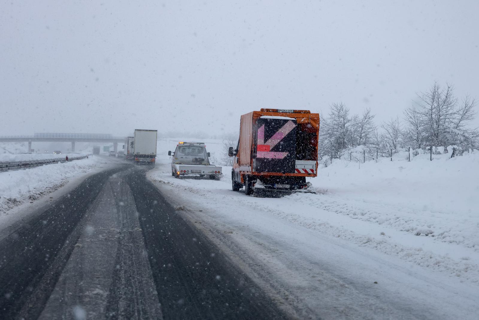 U Lici pada gusti snijeg, zimski uvjeti na cestama U Lici pada gusti snijeg, zimski uvjeti na cestama