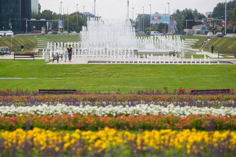 Zagreb: Novouređene fontane u Ulici Hrvatske bratske zajednice puštene u rad Zagreb: Novouređene fontane u Ulici Hrvatske bratske zajednice puštene u rad