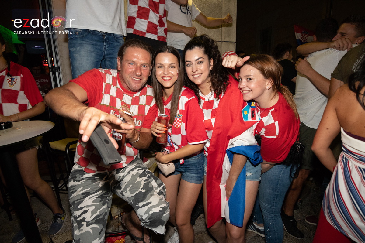 Čudesna noć: Velika fešta ulicama Zadra nakon plasmana Vatrenih u finale SP Čudesna noć: Velika fešta ulicama Zadra nakon plasmana Vatrenih u finale SP