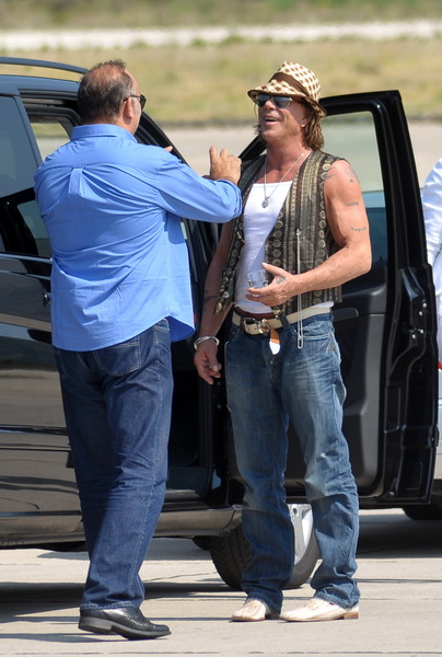 Dubrovnik, 210809.
Danas je u Dubrovnik s delegacijom Sarajevo Film Festivala stigao glumac Mickey Rourke, kao gost Dubrovnik Film Meetinga.
Docekale su ga predstavnice Jadranskih luksuznih hotela u cijim ce objektima i boraviti, a u Dubrovniku ce veceras