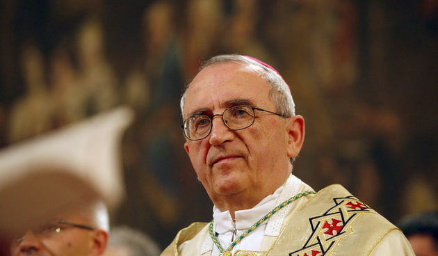 Zadar, 071010 Veceras u crkvi Sv. Sime zadarski nadbiskup Zelimir Puljic predao je relikvije (komad kosti sa noge) Svetog Simuna pravoslavcima – Teofilaktu metropolitu Jordana, vikaru za cijeli grcko-pravoslavni patrijarhat. Pravoslavcima je ovo obecao jo