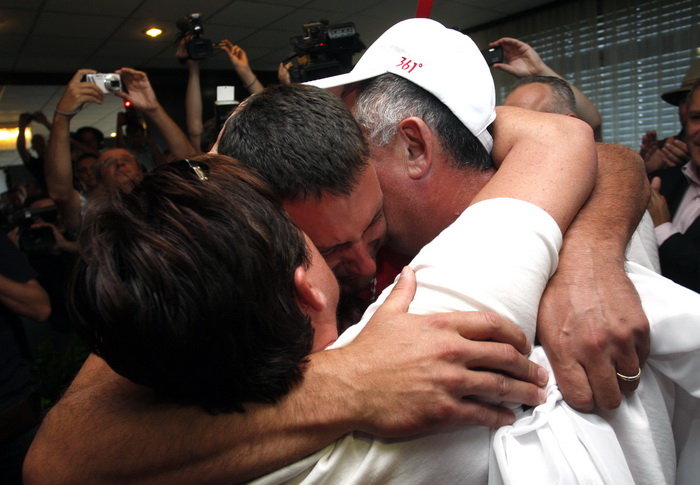 Zagreb, 070812. 
Zracna luka Zagreb ( Pleso ).
Povratak Hrvatske streljacke reprezentacije i Giovanni Cernogoraza sa Olimpijskih igara koji je u disciplini gadjanja glinenih golubova ( trap) osvojio zlatnu olimpijsku medalju.
Na slici: Giovanni Cernogoraz