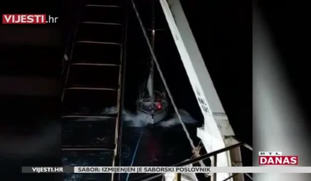 Donosimo ekskluzivne snimke spašavanja skipera kojeg je vjetar kod Visa bacio s jedrilice (thumbnail)